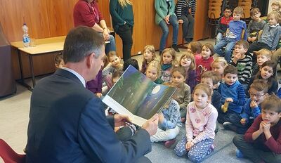 Landrat Kilian liest in der Lenzenbergschule