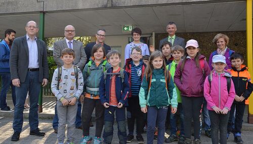 Schüler der Wiedbachschule mit ihrer Klassenlehrerin Monika Bartels, Landrat Frank Kilian, Gesundheitsdezernentin Monika Merkert, Thomas Grausam, Ressortleiter BKK-Pfalz, Schuldezernent Rainer Scholl und Thomas Gilbert vom Kreis-Schulamt (von rechts).