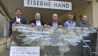 RTV-Geschäftsführer Thomas Brunke, ÖPNV-Dezernenten Günter Döring, ESWE- und City-Bahn-Geschäftsführer Prof. Dr. Hermann Zemlin, Dr. Martin Pächer von der City-Bahn GmbH, Gesamtprojektleiter Kai Mumme (v.l.n.r.)