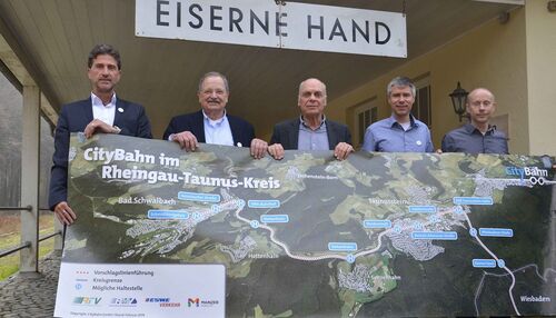 RTV-Geschäftsführer Thomas Brunke, ÖPNV-Dezernenten Günter Döring, ESWE- und City-Bahn-Geschäftsführer Prof. Dr. Hermann Zemlin, Dr. Martin Pächer von der City-Bahn GmbH, Gesamtprojektleiter Kai Mumme (v.l.n.r.)