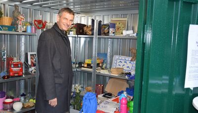 Landrat Kilian schaute sich in der Verschenk-Box um.