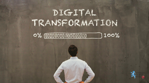 Mann steht vor Tafel mit Schriftzug: Digital Transformation.