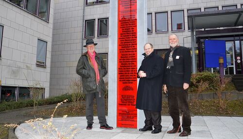 Karl-Martin Hartmann, Landrat Burkhard Albers und Hans-Jürgen Sommert vor der Stele der Toleranz.