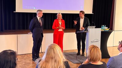 Foto (v.l.n.r.): Bundesdigitalminister Dr. Karsten Wildberger, Staatsministerin Professor Dr. Kristina Sinemus und Sandro Zehner, Landrat Rheingau-Taunus-Kreis.