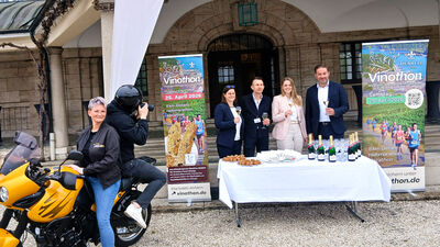 Foto (Quelle WEC): Fiebern der Deutschland-Premiere entgegen. V.l. neben dem "Presse-Motorrad": Andrea Engelmann (Geschäftsführerin Bäcker Dries Rheingau), Kai Walter, Vanessa Lehmann, Sandro Zehner (Landrat des Rheingau-Taunus-Kreises).