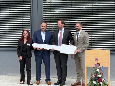 Foto (v.l.n.r.): Karin Daiß (Abteilungsleiterin der BSR), Landrat Sandro Zehner, Schulleiter BSR Martin Gehlert und Bürgermeister Christian Aßmann (Geisenheim).