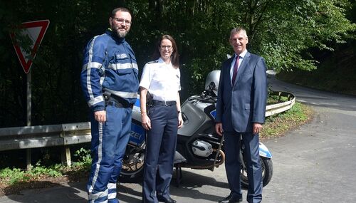 Gemeinsam mit der neuen Leiterin der Polizeidirektion Rheingau-Taunus, Eva Hertel, schaute Landrat Frank Kilian den Polizeibeamten um Markus Kimpel über die Schultern.