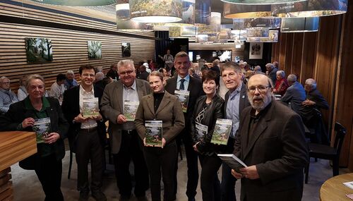 Die Redaktionskonferenz (v.l.n.r.): Ute Klein, Peter Neugebauer, Dr. Rolf Faber, Kerstin Wachter, Landrat Frank Kilian, Claudia Niemann, Wolfgang Blum, Walter K. Hell.