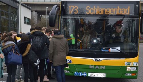 Ankunft un Abfahrt der Busse am Schulzentrum in Eltville wurden kontrolliert.