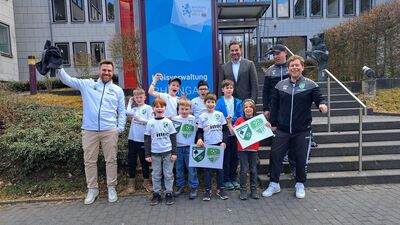 Das Waldkicker-Team der JFV Heidenrod mit Landrat Sandro Zehner und dem Trainertrio Hendrik Eckel (l.), Patrick Minor (r.), Kevin Lang (hinten r.). Foto: Rheingau-Taunus-Kreis