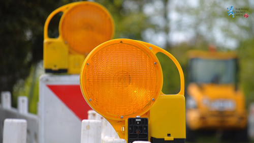 Bild: Zu sehen ist eine Straßenabsperrung mit Barken.