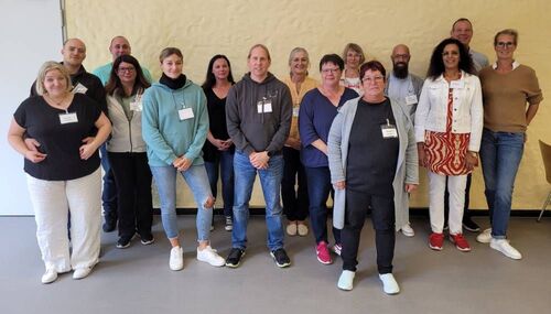 Gruppenfoto der Personen, die ihre Schulung erfolgreich abgeschlossen haben.