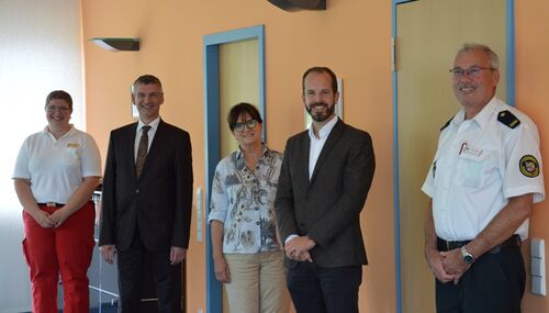 Bei Traudel Hermann (Mitte) bedankten sich (v.l.n.r.): Claudia Velten, regionale Hygienebeauftragte Rettungsdienst, Landrat Frank Kilian, Stefan Krebs, Fachbereichsleiter Ordnungswesen und Reiner Oswald vom Katastrophenschutz des Rheingau-Taunus-Kreises.