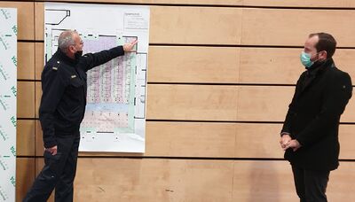 Kreisbrandmeister Reiner Oswald erläutert den geplanten Ablauf im Impfzentrum.