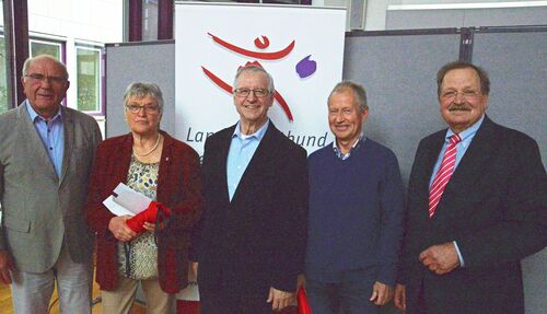 Ingrid Schäfer (2. von links) , Armin Gossel (2. von rechts), Sportabzeichen-Obmann Walter Fischer (links),  Vorsitzender des Sportkreises, Manfred Schmidt (Mitte), Kreisbeigeordneter Günter F. Döring (rechts)