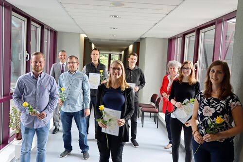 Landrat Frank Kilian, FD-Leiterin Personalmanagement Dunja Lippert-Schmidt und Zijad Bulic gratulieren den anwesenden Absolventinnen und Absolventen der Aus- und Weiterbildung.