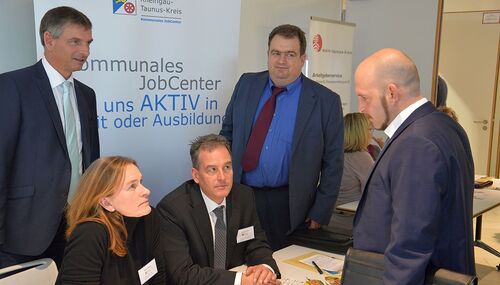 Landrat Frank Kilian ließ sich vor Ort über den Ablauf der Job-Messe der Kommunalen Jobcenter der Region informieren. Zweiter von rechts Michael Vogt (Fachdienstleiter JobCenter), Sitzend: Meike Dittmar und Michael Krebs im Gespräch.