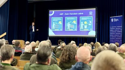 Foto: Informationsveranstaltung des Hessischen Landwirtschaftsministeriums in Kiedrich zum aktuellen Stand der Tierseuche ASP. Zu sehen ist Staatssekretär Michael Ruhl, Leiter des ASP-Führungsstabes im HMLU, auf der Bühne..  Quelle: © HMLU 