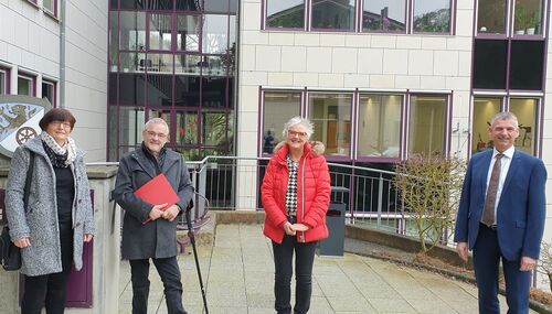 Landrat Frank Kilian und Simone Lorek (links) stellen die beiden ehrenamtlichen Behindertenbeauftragten des Rheingau-Taunus-Kreises, Anita Seidel und Günter Soukup, vor.