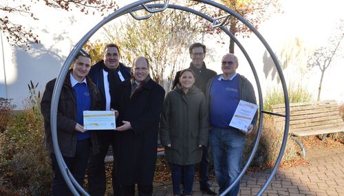 Aus den Händen von Landrat Burkhard Albers erhalten Oswald (rechts) und Holger Zimmermann (links) die Auszeichnung „Heimischer Gewinner 2016“ Zu  den ersten Gratulanten gehören IHK-Geschäftsführer Gordon Bonnet (2. von rechts), der Geschäftsführer der Handwerkskammer Wiesbaden, Dr. Christoph Gelking (2. von links) und die Geschäftsführerin der Kreishandwerkschaft Wiesbaden-Rheingau-Taunus, Mirjam Abraham (3. von rechts).