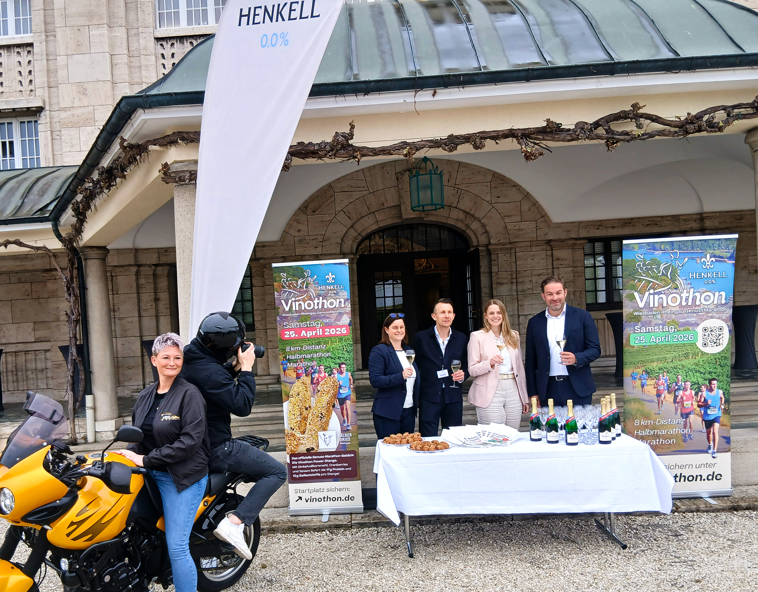 Foto (Quelle WEC): Fiebern der Deutschland-Premiere entgegen. V.l. neben dem "Presse-Motorrad": Andrea Engelmann (Geschäftsführerin Bäcker Dries Rheingau), Kai Walter, Vanessa Lehmann, Sandro Zehner (Landrat des Rheingau-Taunus-Kreises).